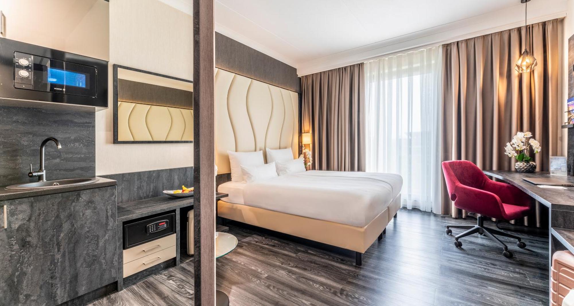 Plaza Premium Grand Winston Hotel Rijswijk Exterior photo